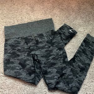 - GYMSHARK SEAMLESS CAMO LEGGING